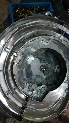 电动机矽钢片振动盘定制解决方案 实现高效整齐排列与自动化取出